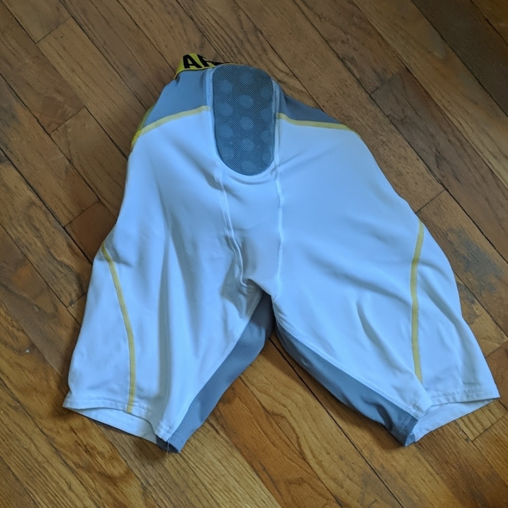Compression shorts with padding - Picture 3 of 4